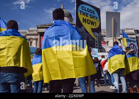 London, Großbritannien. 2.. April 2022. Die Demonstranten versammeln sich weiterhin auf dem Trafalgar Square in Solidarität mit der Ukraine, während Russland seinen Angriff verstärkt. Kredit: Vuk Valcic/Alamy Live Nachrichten Stockfoto