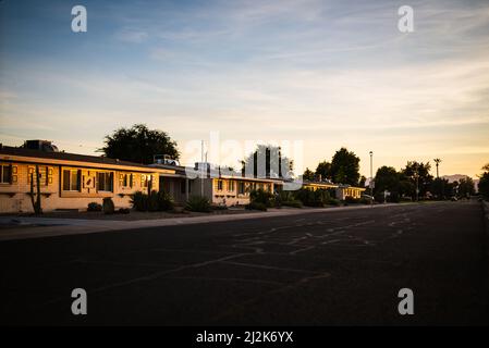 Moderne Häuser aus der Mitte des Jahrhunderts in Sun City, Arizona, USA Stockfoto