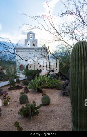 Blick auf die Kapellenglocken vom Innenhof der Mission San Xavier del Bac in Tucson, Arizona, USA. Stockfoto