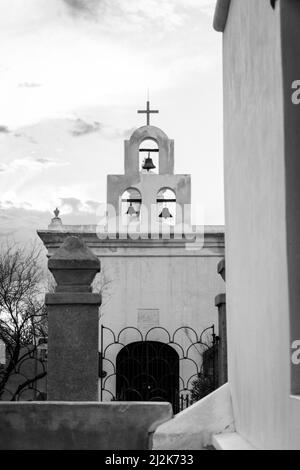 Schwarz-weiße Architektur Detailansicht der Kapellenglocken vom Innenhof der Mission San Xavier del Bac in Tucson, Arizona, USA. Stockfoto