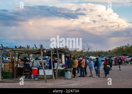 Menschen, die Schlange stehen, um Native American Fry Bread in Mission San Xavier del Bac in Tucson, Arizona, USA, zu essen Stockfoto