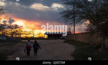 Zwei ältere Frauen gehen nach Hause in Tohono Oʼodham Nation in der Nähe der Mission San Xavier del Bac in Tucson, Arizona, USA Stockfoto