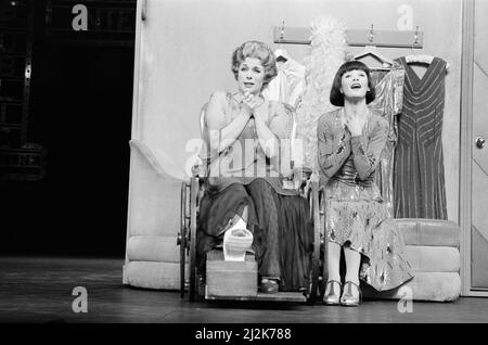 Jill Gascoine spielt als Dorothy Brock im West End Musical 42. Street, das im April 1987 im Theatre Royal Drury Lane in London eröffnet wurde. Hier auf der Bühne mit Catherine Zeta Jones (rechts), die Peggy Sawyer spielt. Jill ist vor allem für ihre Rolle als Maggie Forbes in der TV-Serie The Gentle Touch bekannt. Bild aufgenommen am 6.. April 1987 Stockfoto