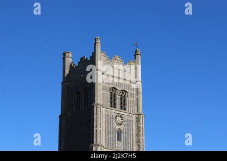 Westturm der Pfarrkirche St. Peter und St. Paul in Suffolk und blauer Himmel ohne Wolke im Hintergrund. Stockfoto