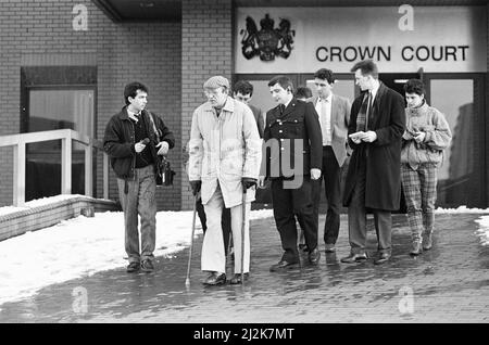 Szenen vor dem Crown Court von Leicester, nachdem Colin Pitchfork am Freitag, den 22.. Januar 1988, nach der Zulassung der separaten Morde an Lynda Mann im Alter von 15 (1983) und Dawn Ashworth im Alter von 15 (1986) zu lebenslanger Haft verurteilt worden war. Er war der erste, der aufgrund von DNA-Fingerabdrücken wegen Mordes verurteilt wurde und der erste, der infolge eines DNA-Massenscreenings gefangen wurde. Unser Bild zeigt ... Szenen vor Gericht. Stockfoto