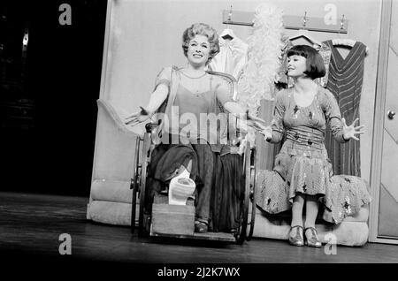 Jill Gascoine spielt als Dorothy Brock im West End Musical 42. Street, das im April 1987 im Theatre Royal Drury Lane in London eröffnet wurde. Hier auf der Bühne mit Catherine Zeta Jones (rechts), die Peggy Sawyer spielt. Jill ist vor allem für ihre Rolle als Maggie Forbes in der TV-Serie The Gentle Touch bekannt. Bild aufgenommen am 6.. April 1987 Stockfoto