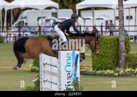 Wellington, FL, USA. 2.. April 2022. Schlagen Sie Mandli auf Dsarie beim Rolex Grand Prix CSI5 $500.000 im Derby Field im Equestrian Village. Springen CSI5. Großer Preis Des Reitsports. Kredit: Yaroslav Sabitov/YES Market Media/Alamy Live Nachrichten. Stockfoto