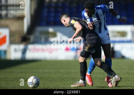 HARTLEPOOL, GROSSBRITANNIEN. APR 2. Donald Love von Salford City fouls Omar Bogle von Hartlepool United während des Spiels der Sky Bet League 2 zwischen Hartlepool United und Salford City im Victoria Park, Hartlepool, am Samstag, 2.. April 2022. (Kredit: Michael Driver | MI Nachrichten) Kredit: MI Nachrichten & Sport /Alamy Live Nachrichten Stockfoto