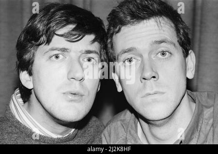 Das Bild zeigt den riesigen Laurie (links) und Stephen Fry (rechts) Fry und Laurie sind ein erfolgreicher englischer Comedy-Doppelakt, der hauptsächlich in den Jahren 1980s und 1990s aktiv war. Foto aufgenommen - 29.. Januar 1987 Stockfoto