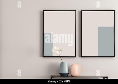 Einzelne weiße Anthuriumblume in blauer Keramikvase auf schwarzem Konsolentisch aus Metall. Modernes Innendekor-Konzept. Stockfoto