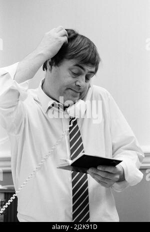 John Prescott MP, Mitglied des Parlamentes für Hull East und Schattenminister für Verkehr, im Büro, London, Donnerstag, 14.. April 1988. Stockfoto