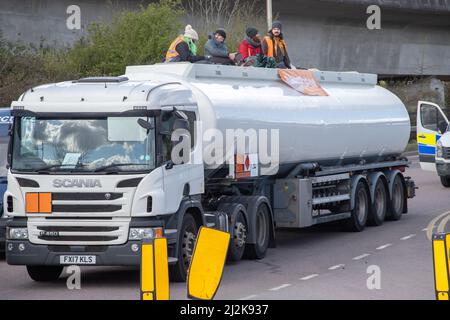 Grays, Thurrock, Großbritannien 2. April 2022 Stoppt einfach Öl Demonstranten blockieren Straßen am Thurrock Öldepot. Vier Demonstranten bestiegen einen Öltanker, der sich mit Schleusen auf dem Dach sicherte, während eine andere Gruppe eine Holzkonstruktion schuf, die einen Tunnel deckte, der unter der Straße ausgegraben wurde. Die vier Demonstranten wurden von den Rettungsdiensten mit einer Bahre entfernt und anschließend verhaftet. Kredit: Denise Laura Baker/Alamy Live Nachrichten Stockfoto