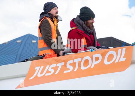 Grays, Thurrock, Großbritannien 2. April 2022 Stoppt einfach Öl Demonstranten blockieren Straßen am Thurrock Öldepot. Vier Demonstranten bestiegen einen Öltanker, der sich mit Schleusen auf dem Dach sicherte, während eine andere Gruppe eine Holzkonstruktion schuf, die einen Tunnel deckte, der unter der Straße ausgegraben wurde. Die vier Demonstranten wurden von den Rettungsdiensten mit einer Bahre entfernt und anschließend verhaftet. Kredit: Denise Laura Baker/Alamy Live Nachrichten Stockfoto