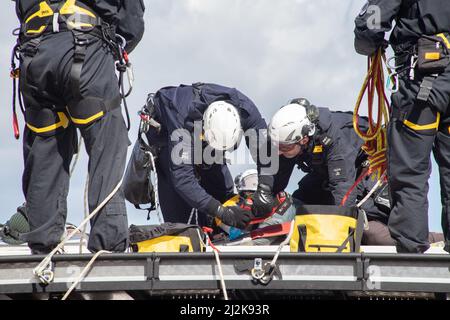 Grays, Thurrock, Großbritannien 2. April 2022 Stoppt einfach Öl Demonstranten blockieren Straßen am Thurrock Öldepot. Vier Demonstranten bestiegen einen Öltanker, der sich mit Schleusen auf dem Dach sicherte, während eine andere Gruppe eine Holzkonstruktion schuf, die einen Tunnel deckte, der unter der Straße ausgegraben wurde. Die vier Demonstranten wurden von den Rettungsdiensten mit einer Bahre entfernt und anschließend verhaftet. Kredit: Denise Laura Baker/Alamy Live Nachrichten Stockfoto