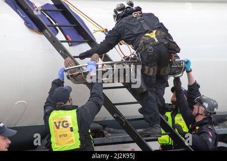 Grays, Thurrock, Großbritannien 2. April 2022 Stoppt einfach Öl Demonstranten blockieren Straßen am Thurrock Öldepot. Vier Demonstranten bestiegen einen Öltanker, der sich mit Schleusen auf dem Dach sicherte, während eine andere Gruppe eine Holzkonstruktion schuf, die einen Tunnel deckte, der unter der Straße ausgegraben wurde. Die vier Demonstranten wurden von den Rettungsdiensten mit einer Bahre entfernt und anschließend verhaftet. Kredit: Denise Laura Baker/Alamy Live Nachrichten Stockfoto