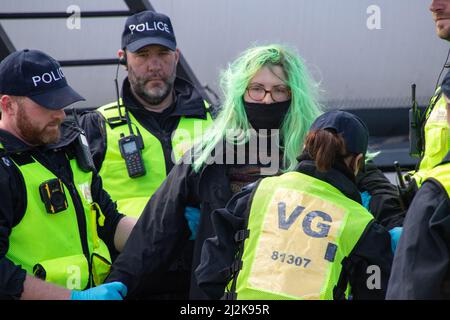 Grays, Thurrock, Großbritannien 2. April 2022 Stoppt einfach Öl Demonstranten blockieren Straßen am Thurrock Öldepot. Vier Demonstranten bestiegen einen Öltanker, der sich mit Schleusen auf dem Dach sicherte, während eine andere Gruppe eine Holzkonstruktion schuf, die einen Tunnel deckte, der unter der Straße ausgegraben wurde. Die vier Demonstranten wurden von den Rettungsdiensten mit einer Bahre entfernt und anschließend verhaftet. Kredit: Denise Laura Baker/Alamy Live Nachrichten Stockfoto