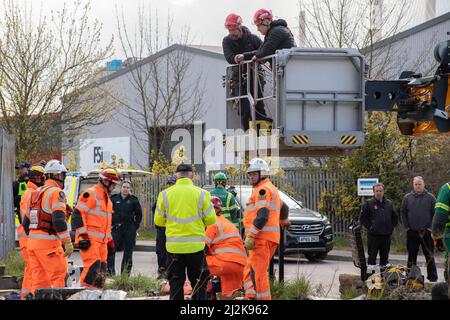 Grays, Thurrock, Großbritannien 2. April 2022 Stoppt einfach Öl Demonstranten blockieren Straßen am Thurrock Öldepot. Vier Demonstranten bestiegen einen Öltanker, der sich mit Schleusen auf dem Dach sicherte, während eine andere Gruppe eine Holzkonstruktion schuf, die einen Tunnel deckte, der unter der Straße ausgegraben wurde. Ein Mann wurde von der Oberseite der hölzernen Struktur entfernt und verhaftet. Die Struktur wurde dann entfernt und das Tunnelteam begann mit den Arbeiten zum Entfernen der Tunnelröhren. Kredit: Denise Laura Baker/Alamy Live Nachrichten Stockfoto