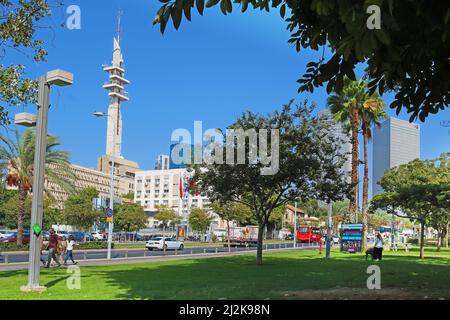 Tel Aviv, Israel - 17. September 2017: Blick vom Sarona-Viertel auf die Eliezer Kaplan Street und den Marganit Tower Stockfoto
