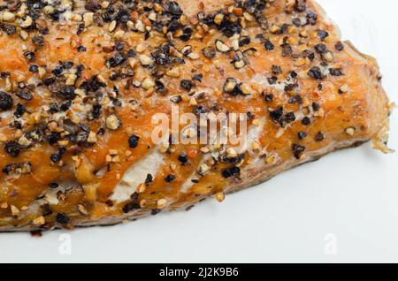 Heiße geräucherte schottische Makrelenfilets mit gerissenen schwarzen Pfefferkörnern, köstlicher Fisch Stockfoto