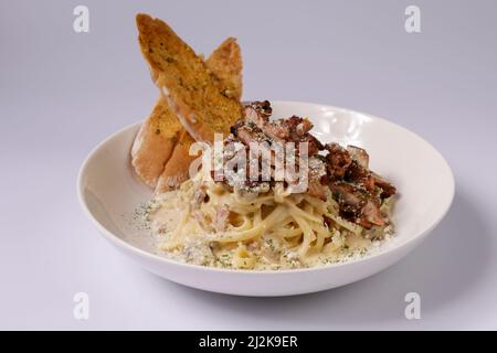 GEGRILLTES HUHN Spagetti CARBONARA in einem Gericht Draufsicht auf grauem Hintergrund singapur Essen Stockfoto