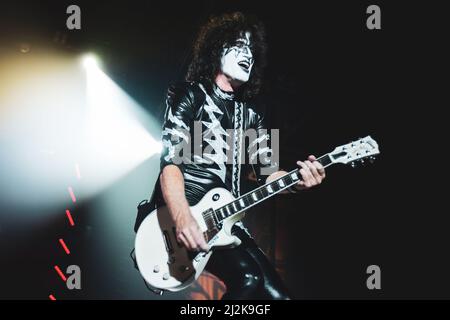 ITALIEN, BOLOGNA, UNIPOL ARENA 2017: Tommy Thayer, Gitarrist der amerikanischen Rockband „KISS“, tritt live auf der Bühne für die „World Tour“-Etappe Europas auf Stockfoto