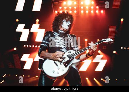 ITALIEN, BOLOGNA, UNIPOL ARENA 2017: Tommy Thayer, Gitarrist der amerikanischen Rockband „KISS“, tritt live auf der Bühne für die „World Tour“-Etappe Europas auf Stockfoto