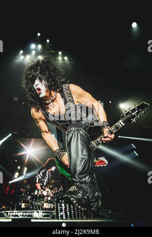 ITALIEN, BOLOGNA, UNIPOL ARENA 2017: Paul Stanley, Gitarrist und Sänger der amerikanischen Rockband „KISS“, tritt live auf der Bühne für die „World Tour“-Etappe Europas auf Stockfoto