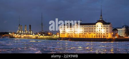 St. Petersburg, Russland - April, 2022: Cruiser Aurora und Naval Nakhimov School im Morgengrauen Stockfoto