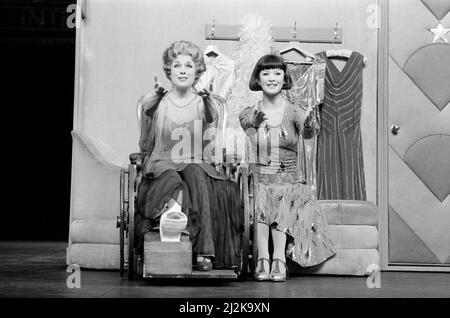 Jill Gascoine spielt als Dorothy Brock im West End Musical 42. Street, das im April 1987 im Theatre Royal Drury Lane in London eröffnet wurde. Hier auf der Bühne mit Catherine Zeta Jones (rechts), die Peggy Sawyer spielt. Jill ist vor allem für ihre Rolle als Maggie Forbes in der TV-Serie The Gentle Touch bekannt. Bild aufgenommen am 6.. April 1987 Stockfoto