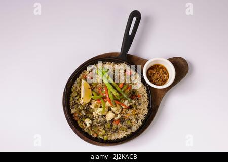 VEGETARISCHER JAMBALAYA veganer Reis in einem Gericht Draufsicht auf grauem Hintergrund singapurs Essen Stockfoto