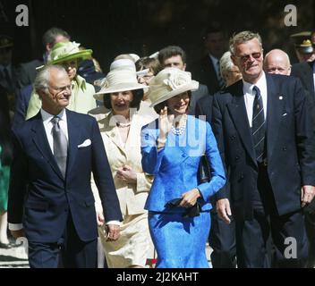 Feier in Vadstena zum 700.. Jahrestag der Geburt der heiligen Birgitta. König Carl XVI Gustaf und Königin Silvia mit Gouverneur Björn Eriksson. Stockfoto