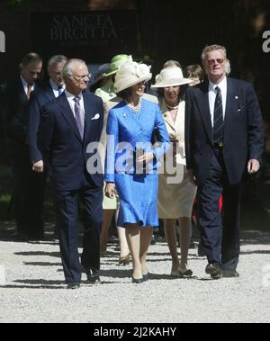 Feier in Vadstena zum 700.. Jahrestag der Geburt der heiligen Birgitta. König Carl XVI Gustaf und Königin Silvia mit Gouverneur Björn Eriksson. Stockfoto