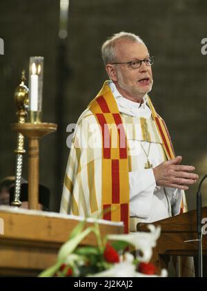 Feier in Vadstena zum 700.. Jahrestag der Geburt der heiligen Birgitta. Erzbischof KG Hammar in der Abteikirche von Vadstena. Stockfoto