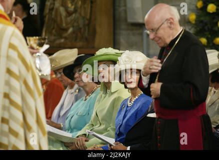 Feier in Vadstena zum 700.. Jahrestag der Geburt der heiligen Birgitta. Dänemarks Prinzessin Benedikt und Königin Silvia in der Abteikirche von Vadstena. Stockfoto