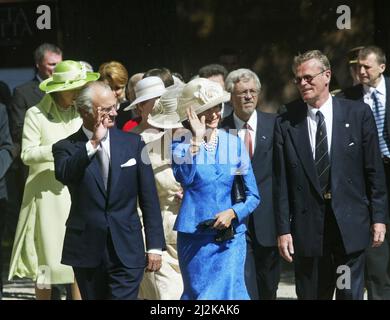 Feier in Vadstena zum 700.. Jahrestag der Geburt der heiligen Birgitta. König Carl XVI Gustaf und Königin Silvia mit Gouverneur Björn Eriksson. Stockfoto