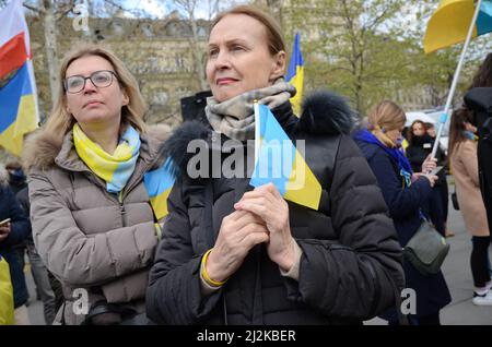 Paris: Neue Kundgebung zur Unterstützung des ukrainischen Volkes unter Beteiligung des Europaabgeordneten Raphaël Glucksmann und Dominique Sopo vom SOS-Rassismus Stockfoto