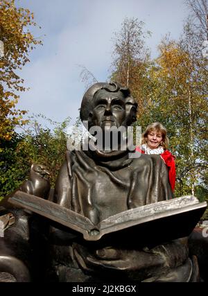 Porträt der Schauspielerin Inger Nilsson, die in der Rolle von „Pippi“ von Gérid Lindgren spielte. Fotografiert in Djurgården in Stockholm. Links die Statue von Mad Lindgren. Stockfoto