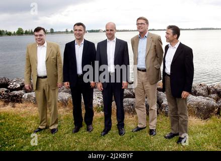 Die fünf nordischen Ministerpräsidenten trafen sich am Sonntag zu einem informellen Treffen der Ministerpräsidenten in Vadstena. Das Treffen wird am Montag fortgesetzt. Picture: Der isländische Ministerpräsident Geir H Haarde, der norwegische Premierminister Jens Stoltenberg, der schwedische Fredrik Reinfeldt, der finnische Premierminister Matti Vanhanen und der dänische Premierminister anders Fogh Rasmussen. Stockfoto