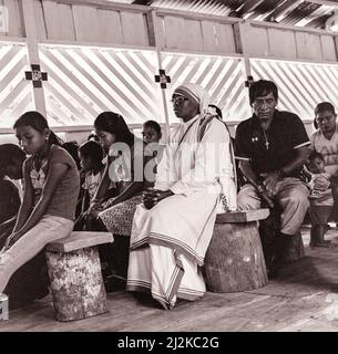 Mutter Teresa Schwester betet mit Familien eines indigenen Stammes in Costa Rica Stockfoto