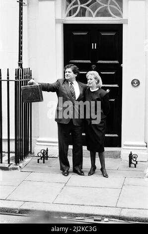 Budget Day bei No 11 Downing Street. Der Schatzkanzler, Nigel Lawson, mit seiner Frau Therese und dem berühmten Budgetfall. 17.. März 1987. Stockfoto