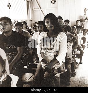 Indigener Stamm in Costa Rica während der Messe bei einer Mission der Missionarsstellung der Nächstenliebe Stockfoto