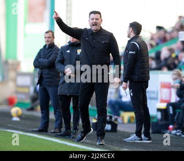 Edinburgh, Großbritannien. 02. Apr, 2022. Cinch Premiership - Hibernian FC / Dundee United FC 2/4/2022. Hibernian ist Gastgeber von Dundee Utd in der Cinch Premiership im Easter Road Stadium, Edinburgh, Midlothian, Großbritannien. Bild zeigt: Dundee Utd Cheftrainer, Tam Courts, schreit Anweisungen an seine Spieler. Quelle: Ian Jacobs/Alamy Live News Stockfoto