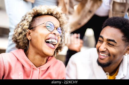 Multikulturelles Paar auf echtes Lachen - Lebensstilkonzept mit glücklichen multirassischen Freunden, die gemeinsam Spaß haben - trendige Studenten de Stockfoto