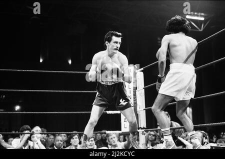 Barry McGuigans Comeback-Kampf gegen Nicky Perez, Alexandra Pavillion, London.Dies war McGuigans erster Kampf, nachdem er seinen WBA-Titel an Steve Cruz verloren hatte. McGuigan gewann durch KO in Runde vier. (Das Bild zeigt) Kampfaktion. 4.. April 1988. Stockfoto