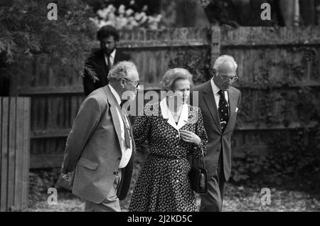 Premierministerin Margaret Thatcher besucht Hungerford, in der Stadt, nach einer Waffenbelagerung am Vortag. Das Ereignis wurde als Hungerford-Massaker bekannt. 20.. August 1987. Stockfoto