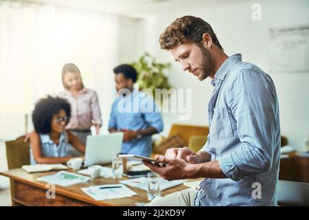 Gestalt dein Schicksal und Folge ihm. Aufnahme junger Designer, die in einem modernen Büro arbeiten. Stockfoto