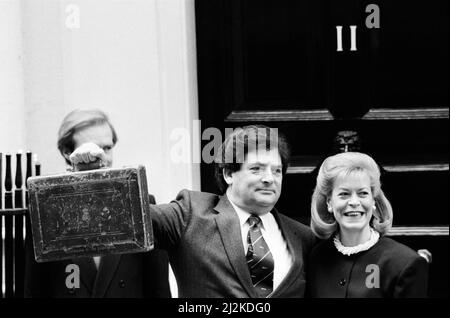 Budget Day bei No 11 Downing Street. Der Schatzkanzler, Nigel Lawson, mit seiner Frau Therese und dem berühmten Budgetfall. 17.. März 1987. Stockfoto