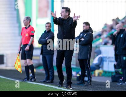 Edinburgh, Großbritannien. 02. Apr, 2022. Cinch Premiership - Hibernian FC / Dundee United FC 2/4/2022. Hibernian ist Gastgeber von Dundee Utd in der Cinch Premiership im Easter Road Stadium, Edinburgh, Midlothian, Großbritannien. Bild zeigt: Dundee Utd Cheftrainer, Tam Courts, schreit Anweisungen an seine Spieler. Quelle: Ian Jacobs/Alamy Live News Stockfoto