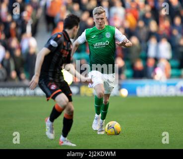 Edinburgh, Großbritannien. 02. Apr, 2022. Cinch Premiership - Hibernian FC / Dundee United FC 2/4/2022. Hibernian ist Gastgeber von Dundee Utd in der Cinch Premiership im Easter Road Stadium, Edinburgh, Midlothian, Großbritannien. Bild zeigt: HibsÕ Verteidiger Josh Doig bringt den Ball nach oben. Quelle: Ian Jacobs/Alamy Live News Stockfoto