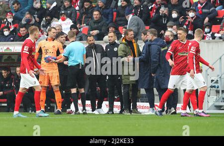 Freiburg, Deutschland. 02. Apr, 2022. firo 1.Bundesliga. 2021/2022 Fußball: Fuvüball: 02.04.2022 SC Freiburg - FC Bayern Mvºnchen München 1: 4 Substitutionsfehler, Verwirrung über Substitution, Substitution, FCB Marcel Sabitzer, FCB Kingsley Coman, Schiedsrichter, Schiedsrichter, Schiedsrichter, Christian Dingert, Geste, Geste, Schiedsrichter, Schiedsrichter, Schiedsrichter, Arno Blos, Geste, vierter 4. Offizieller, FCB-Torwart, goalhvºter, Torhüter, Manuel Neuer, FCB-Trainer, Trainer, Julian Nagelsmann, FCB-Manager, Sports Director, Hasan Salihamidæiá, Salihamidzic, Quelle: dpa/Alamy Live News Stockfoto